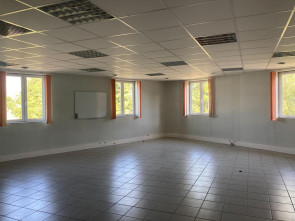 Local Commercial en location &agrave; Moirans /  103 m&sup2;